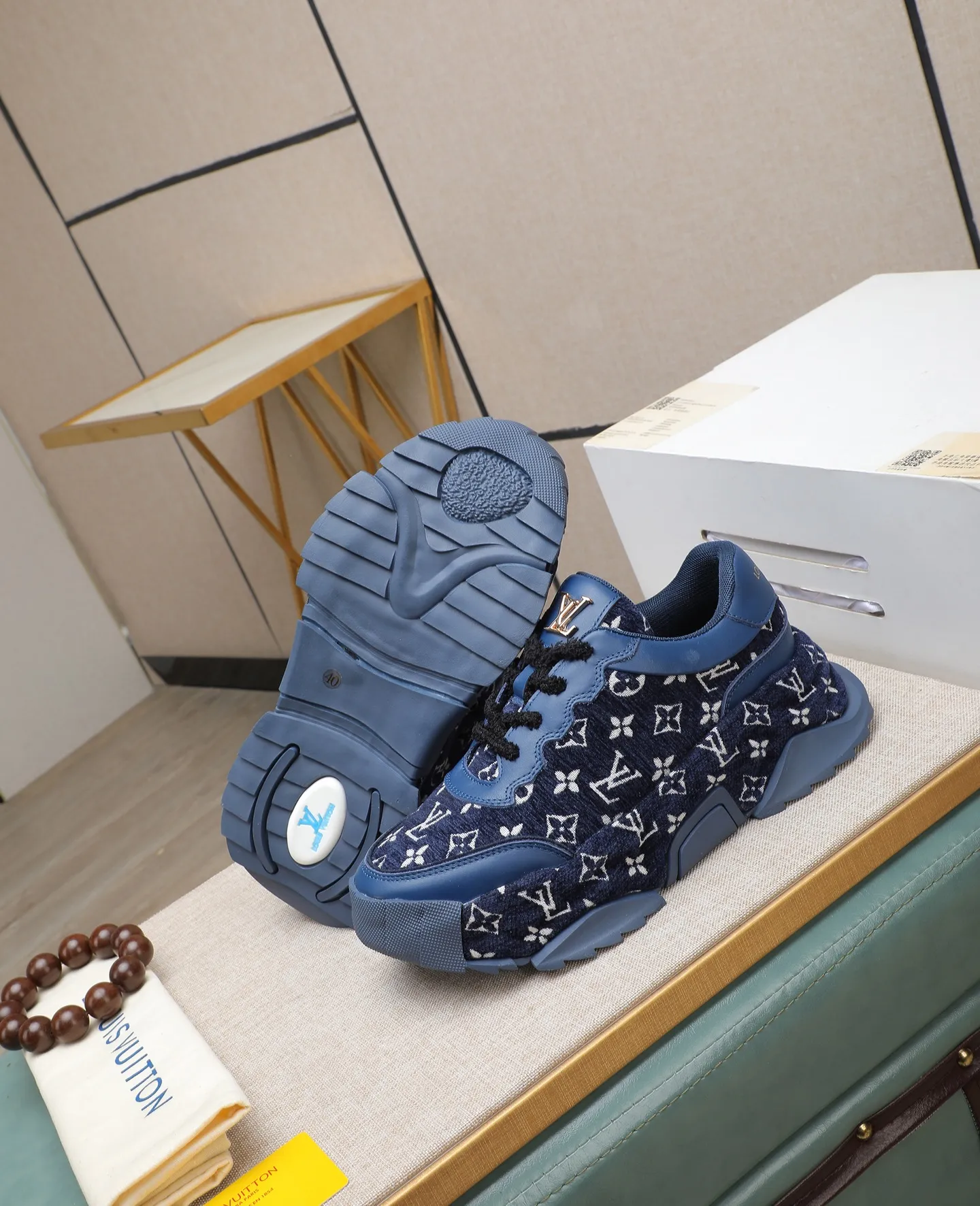 Men's shoes 💰600 LV are novel and fashionable, and the uppers are made of imported cowhide + LV special materials! Super trendy design! It’s eye-catching! The leather is soft, delicate, shiny and translucent, showing the ultimate in pure handcraftsmanship, and the mesh is soft, comfortable and breathable! Size: 39-44 (38 45 customized)